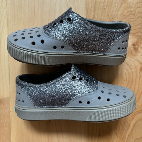 Native Girls Gray Silver Glitter Slip On Shoes - Picture 4 of 9